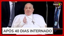 Papa Francisco acena para fiéis depois de receber alta do hospital
