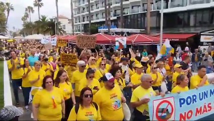 Un millar de personas pide una solución para Playa Jardín, cerrada 8 meses por vertidos