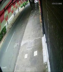 ​Vehículo choca contra una motocicleta y termina estrellado en un árbol; hay un herido