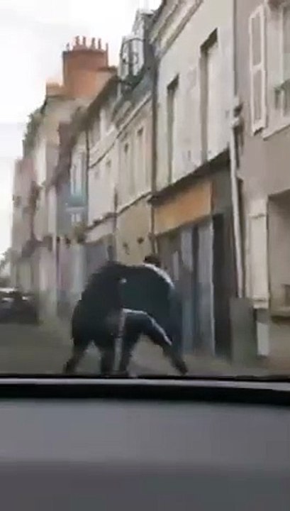 Orléans : Les images de l'agression du rabbin Arié Engelberg, qui a été filmée par un passant - Un jeune homme de 16 ans a été interpellé - Vive émotion de la classe politique