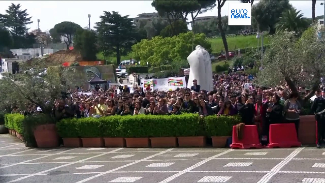 Nach lebensgefährlicher Lungenentzündung: Papst Franziskus aus dem Krankenhaus entlassen