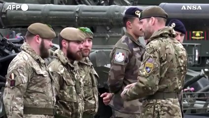 Il principe William incontra i soldati britannici di stanza in Estonia