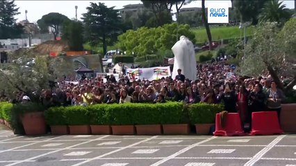 Papa Francisco abençoa fiéis momentos antes de sair do hospital onde esteve 37 dias internado