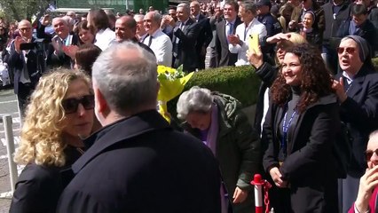 'Obrigado a todos': papa retorna ao Vaticano após cinco semanas hospitalizado