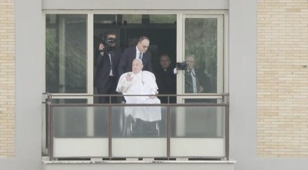 El papa abandona el hospital, tras reaparecer en público y condenar los bombardeos en Gaza