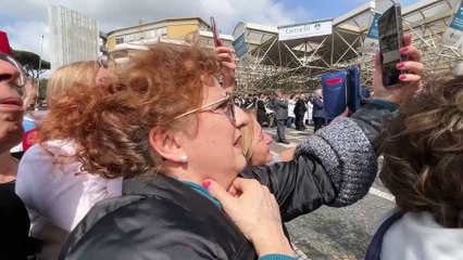 Le Pape François de retour au Vatican après cinq semaines à l'hôpital