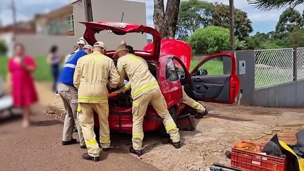 Mulher é retirada pelo porta-malas ao ter carro atingido e colidir contra árvore na Rua Fortunato Bebber
