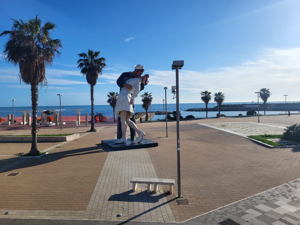 Sopralluogo per la rimozione della statua del bacio