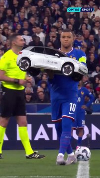 Quand Mbappé porte la voiture télécommandé en panne en plein match