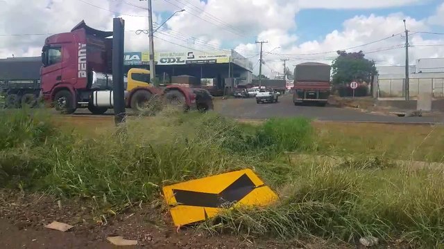 Caminhão desgovernado bate em mureta na PRc-467 e por pouco não provoca acidente grave