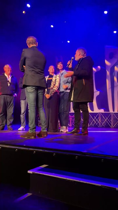 Exclusif - - Les célèbres personnalités de la télé se sont retrouvés avec bonheur, dans le Sud, à Vallauris Golf-Juan, pour assister à un magnifique show de cabaret, en présence de Mr Le Maire K. Luciano et ses adjoints, heureux de répondre à l'invitation