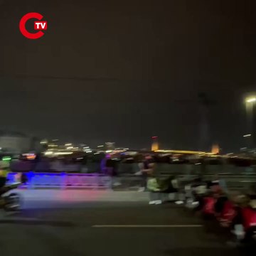 İstanbul'da öğrencilerden Galata Köprüsü'nde oturma eylemi