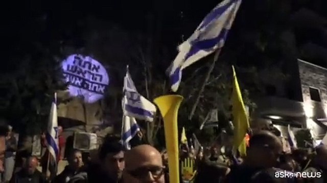 Tamburi e bandiere: le proteste davanti alla casa di Netanyahu