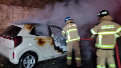 전북 완주에서 옹벽 들이받은 경차 화재...운전자 숨져 / YTN
