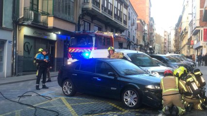 Incendio de un coche en la calle El Riego de Zamora