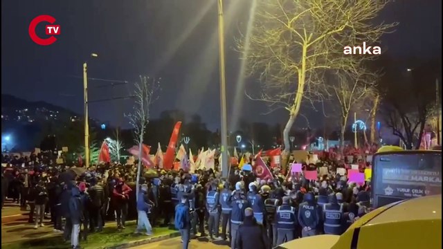 Bursa'da Ekrem İmamoğlu'nun tutuklanmasının ardından eylem yapan vatandaşlara polis müdahalesi