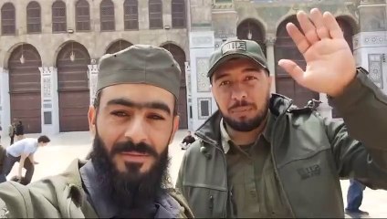 عناصر الشرطة السورية من داخل الجامع الاموي