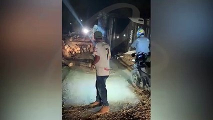 Vídeo mostra como ficou carro após ser prensado por caminhão