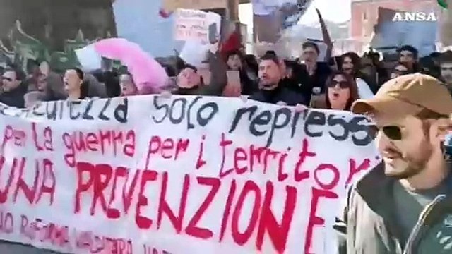 Campi Flegrei, scontri tra manifestanti e polizia: Non vogliamo contare i morti