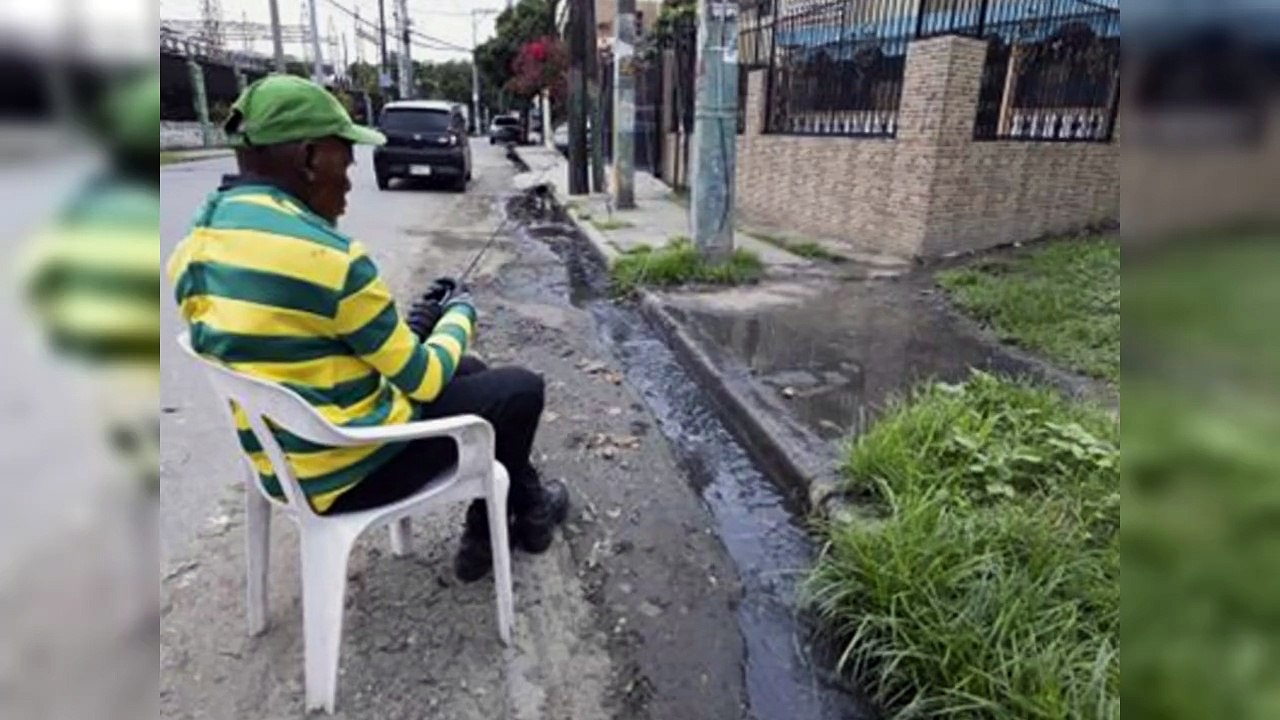 Una acera pestilente y resbalosa