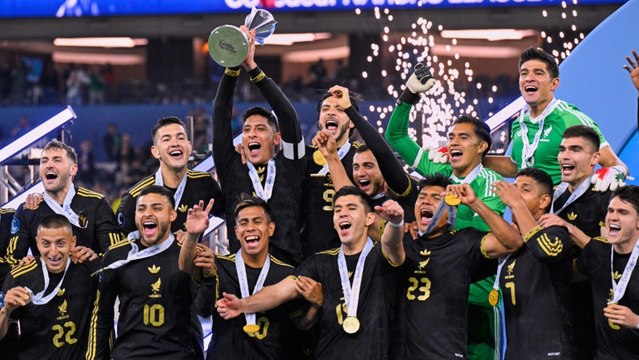 Edson Álvarez levanta el trofeo de la Nations League tras la victoria de la Selección Mexicana