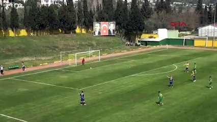 Amatör maçta futbolcular gazetecilere saldırdı