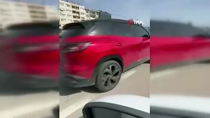 Trafikte yol verme kavgası: Kadınlar birbirine girdi!