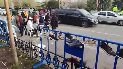 Saraçhane'de kaybolan ayakkabılar polis barikatına asıldı