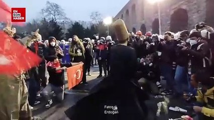 Saraçhane’de gaz maskesi takan protestocu semazen