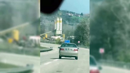 Direksiyon başında rahatsızlanınca bariyerlere çarparak durabildi