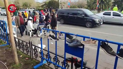 Dün gece de Saraçhane Bozdoğan Kemeri bölgesindeki protetsoculara polisin müdahalesi çok sertti. Ezilme tehlikesi geçirenler oldu. O anlarda ayakkabılarını kaybedenler de... O ayakkabılardan bazıları yıl kenarına bu şekilde asıldı