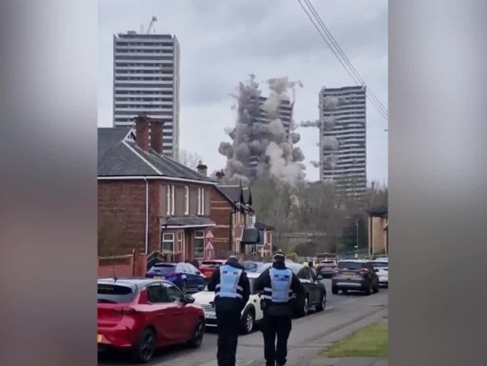 Moment der explosion zu sehen: drei türme in glasgow gesprengt