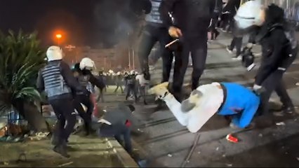 Protestocu döven polislerin küfür ederek görüntüyü engelleme çabası kameralara yakalandı