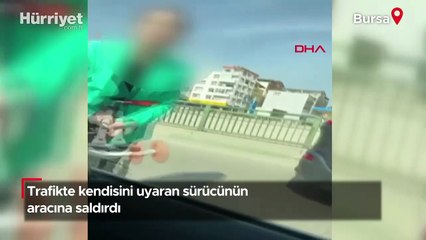 Trafikte kendisini uyaran sürücünün aracına saldırdı! O anlar kamerada