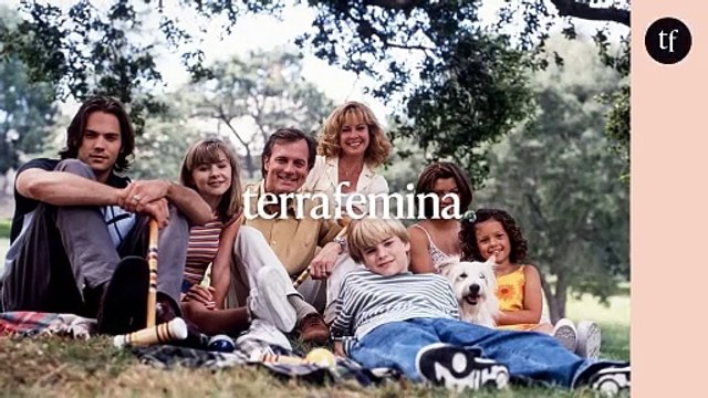 Accusé de pédocriminalité, cet acteur de notre enfance sort désormais avec… Une super fan de 40 ans de moins que lui