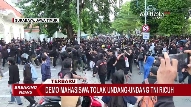 Terbaru! Suarakan 8 Tuntutan, Mahasiswa Demo Tolak Revisi UU TNI di Surabaya Masih Bertahan