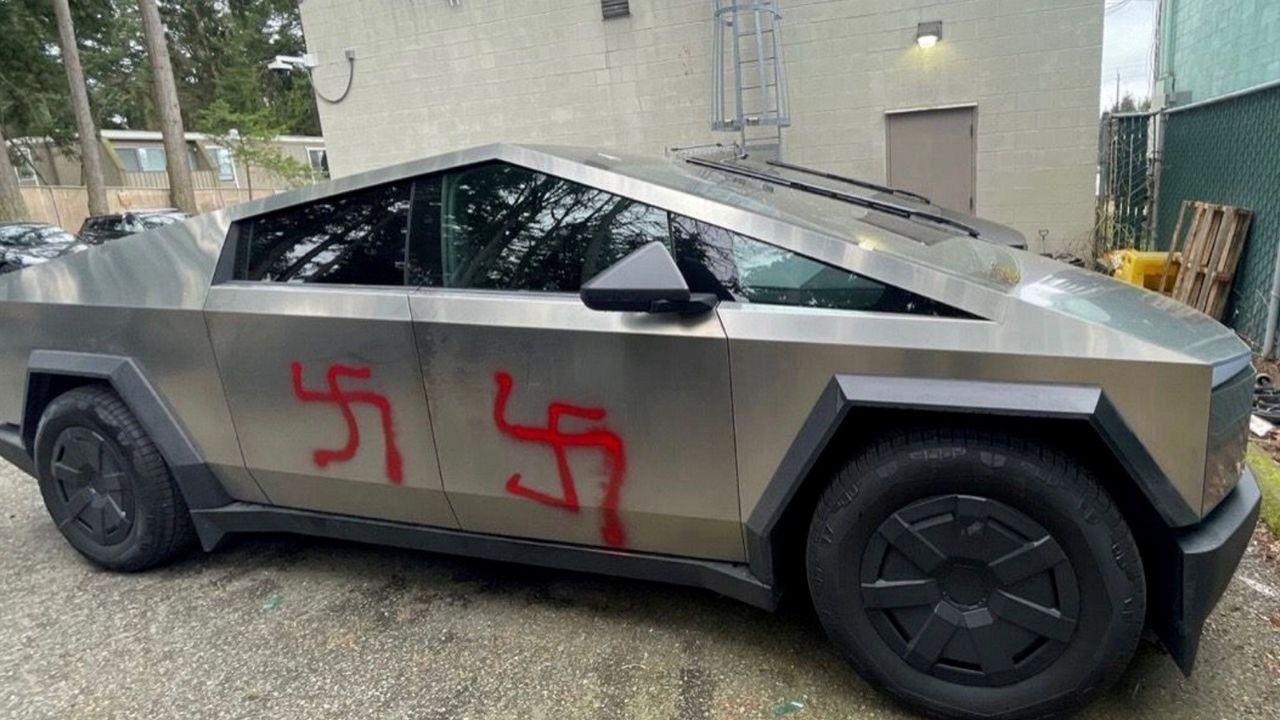 Cybertrucks mit hakenkreuzen beschmiert inmitten von anti-elon-musk-protesten