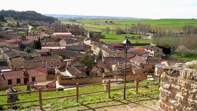 El misterioso pueblo de Valladolid con criaturas fantásticas y casas cueva