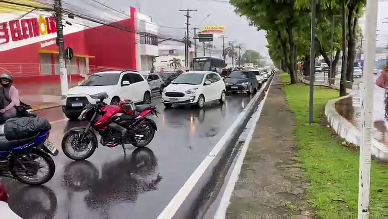 Acidente entre carro e moto deixa mulher ferida na Fernandes Lima