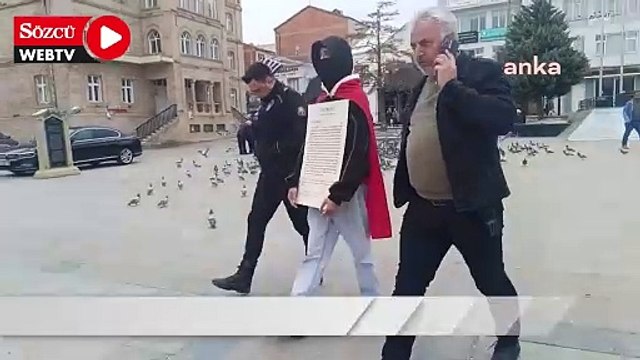 Sessiz protesto eylemi yapan gence polis müdahale etti