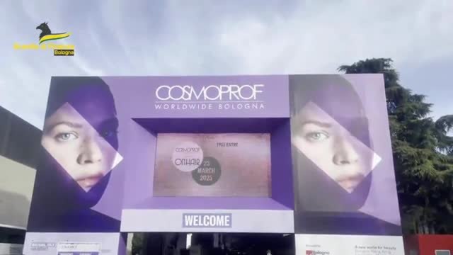 Bologna, il video dei controlli della Guardia di Finanza al Cosmoprof: merce non a norma e lavoratori in nero