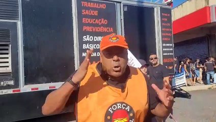 Segundo dia de greve dos servidores públicos de Praia Grande acontece em frente à prefeitura; VÍDEO