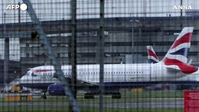 Londra, l'aeroporto di Heathrow torna pienamente operativo