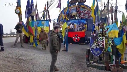 Zelensky visita le truppe che difendono Pokrovsk