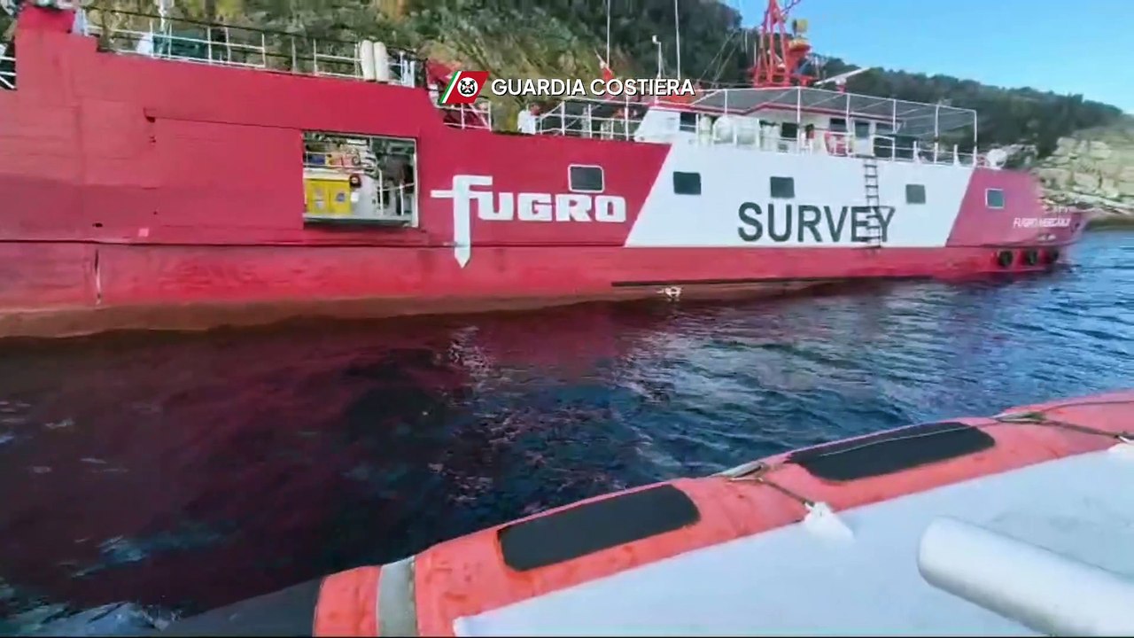 Nave incagliata all'Enfola