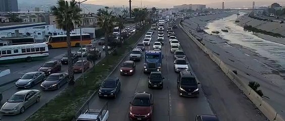Socavón en Vía Rápida provoca gran congestionamiento vial en Tijuana