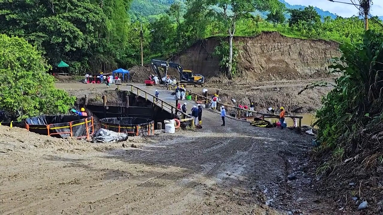 Colapso de dique agrava emergencia ambiental por derrame de crudo en Ecuador