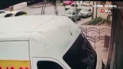 Feci kaza kamerada! Taksi iki vatandaşa çarptı