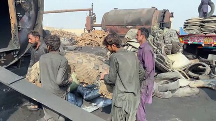Incredible Process of Old Tyre Recycling || How Waste Old Tyre Recycling And convert to Black Oil