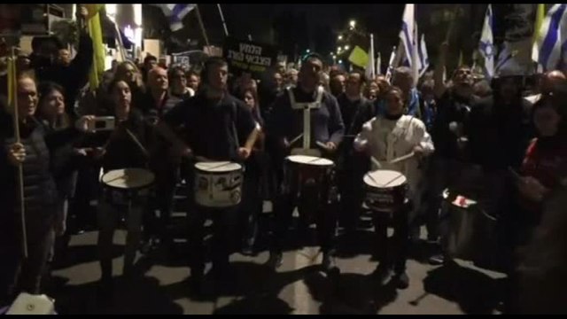 Tamburi e bandiere: le proteste davanti alla casa di Netanyahu